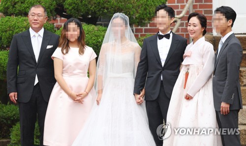 가족사진 찍는 정의선 현대차 회장 가족