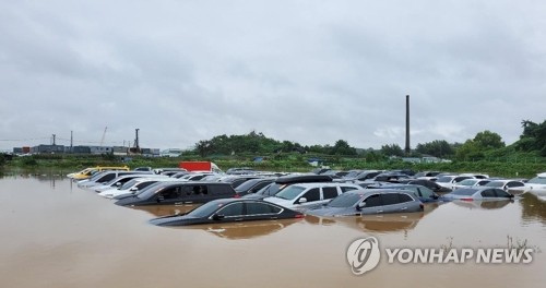폭우에 수원 중고차단지 침수