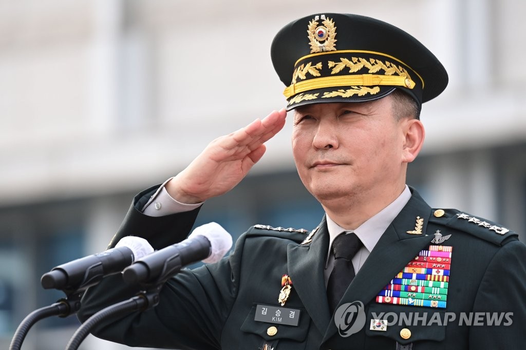 This photo, taken on July 5, 2022, shows Joint Chiefs of Staff Chairman Gen. Kim Seung-kyum saluting during his inauguration ceremony at the JCS headquarters in Seoul. (Pool photo) (Yonhap)