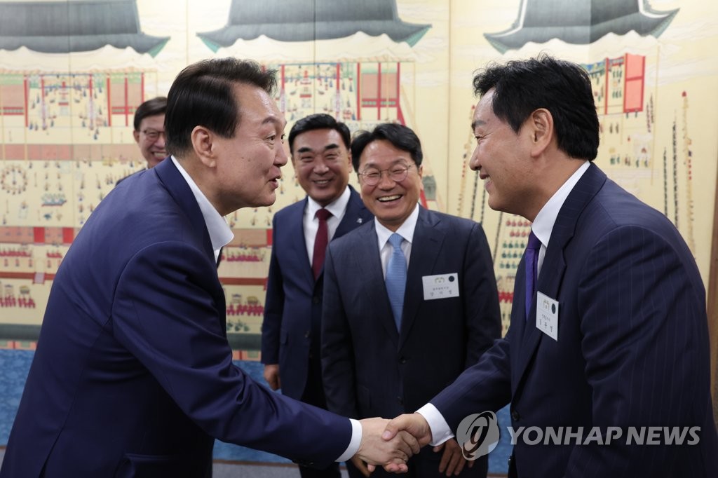 김관영 전북도지사와 인사하는 윤석열 대통령