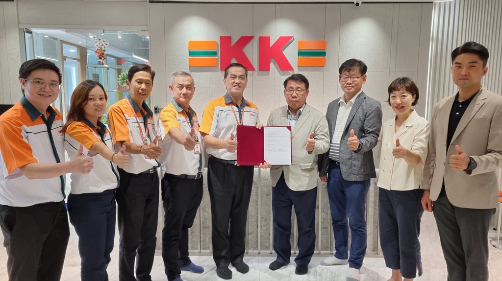 In this photo provided by GS Retail, officials from KK Group and GS Retail pose for a photo after a signing ceremony held at KK Group's office in Kuala Lumpur on July 9 2022. (PHOTO NOT FOR SALE) (Yonhap)