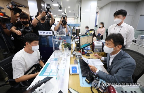 취약차주 지원 프로그램 현장 점검 나선 이복현 금감원장