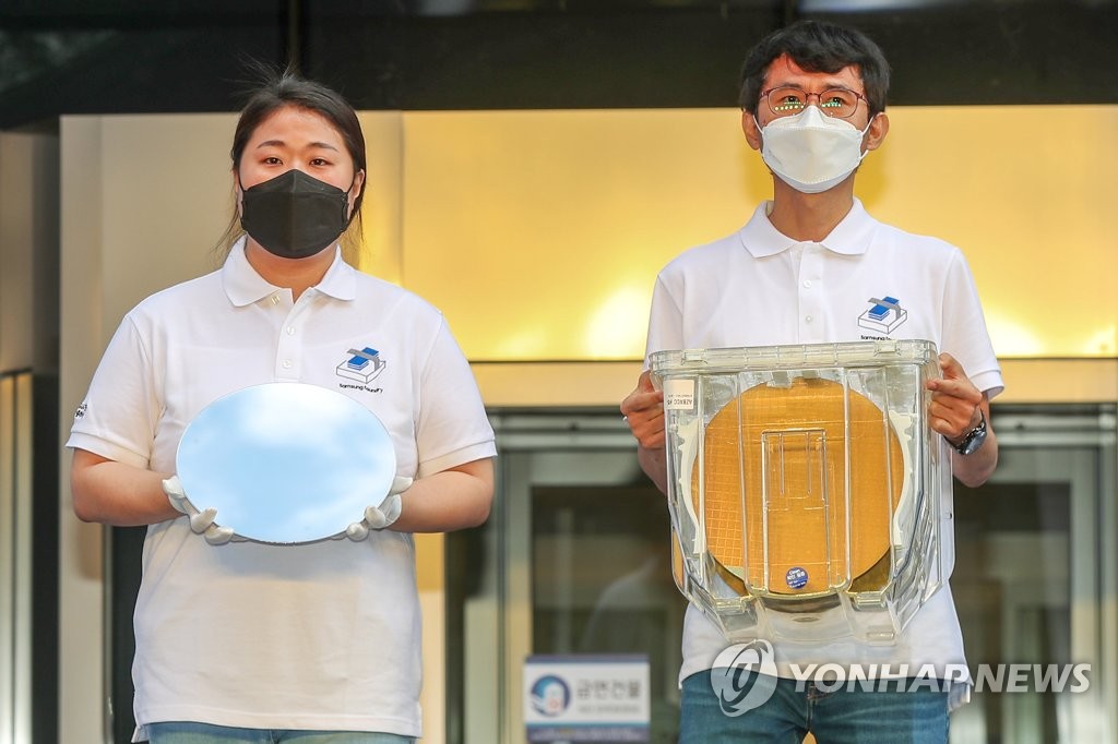 "한계 넘은 혁신"…삼성전자, 세계 첫 3나노 반도체 양산 출하