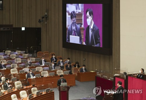 공방 오가는 대정부질문