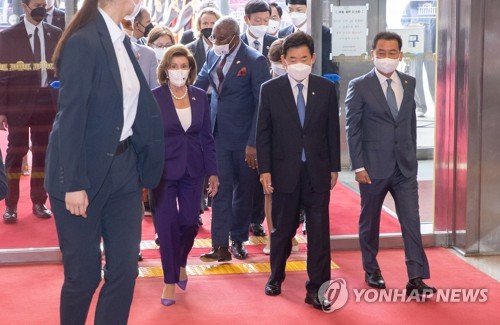 펠로시 하원의장과 본관 들어서는 김진표 국회의장