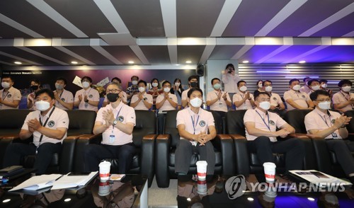 다누리 발사 지켜보는 항우연 직원들
