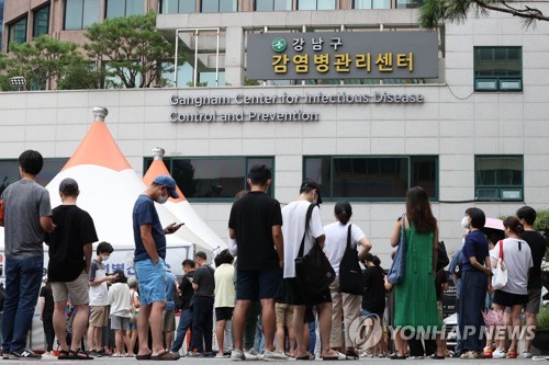 이어지는 코로나19 재유행에 붐비는 선별진료소