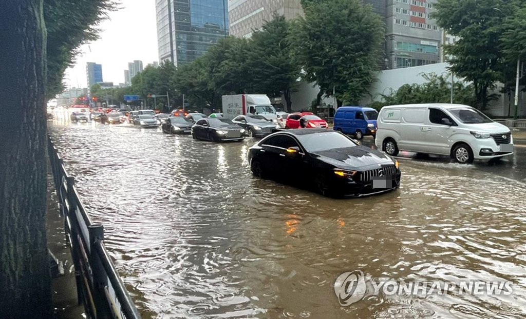 갑작스러운 폭우로 침수된 인천 시내 도로