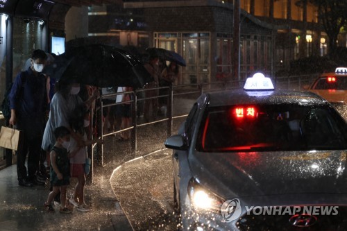 폭우에 북적이는 택시 승차장