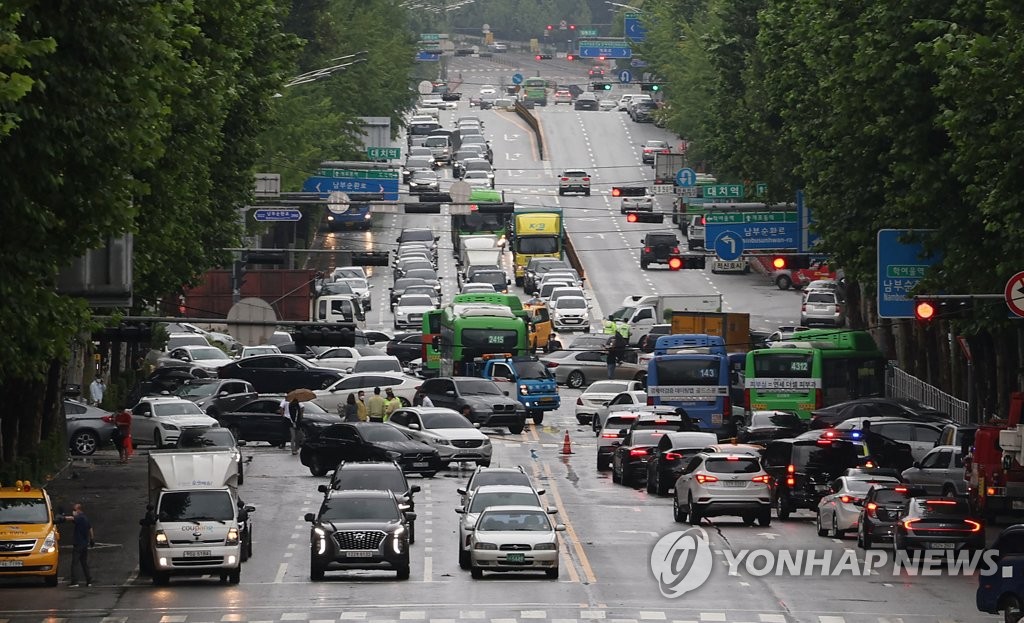출근길 막아버린 폭우의 흔적