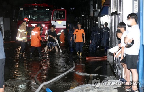 물 폭탄 맞은 청주 아파트 앞 도로
