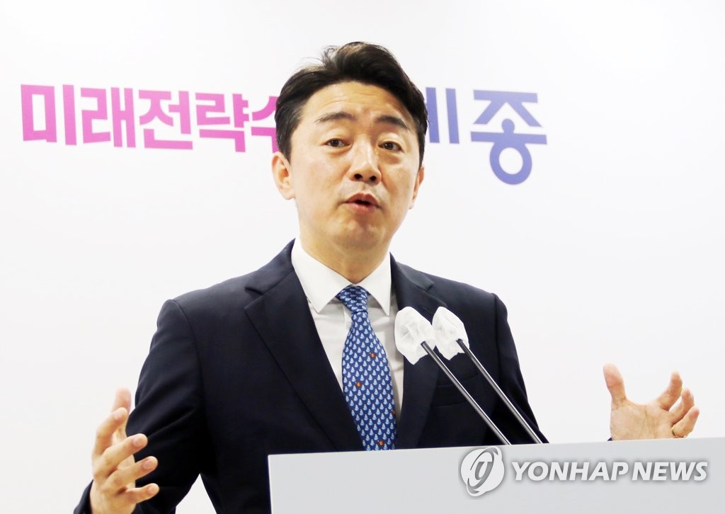 세종서 기자간담회 하는 강훈식