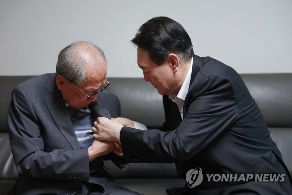 태극기 배지 달아주는 윤석열 대통령