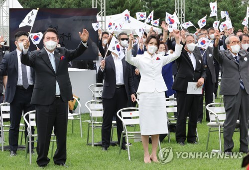 만세삼창하는 윤석열 대통령 내외