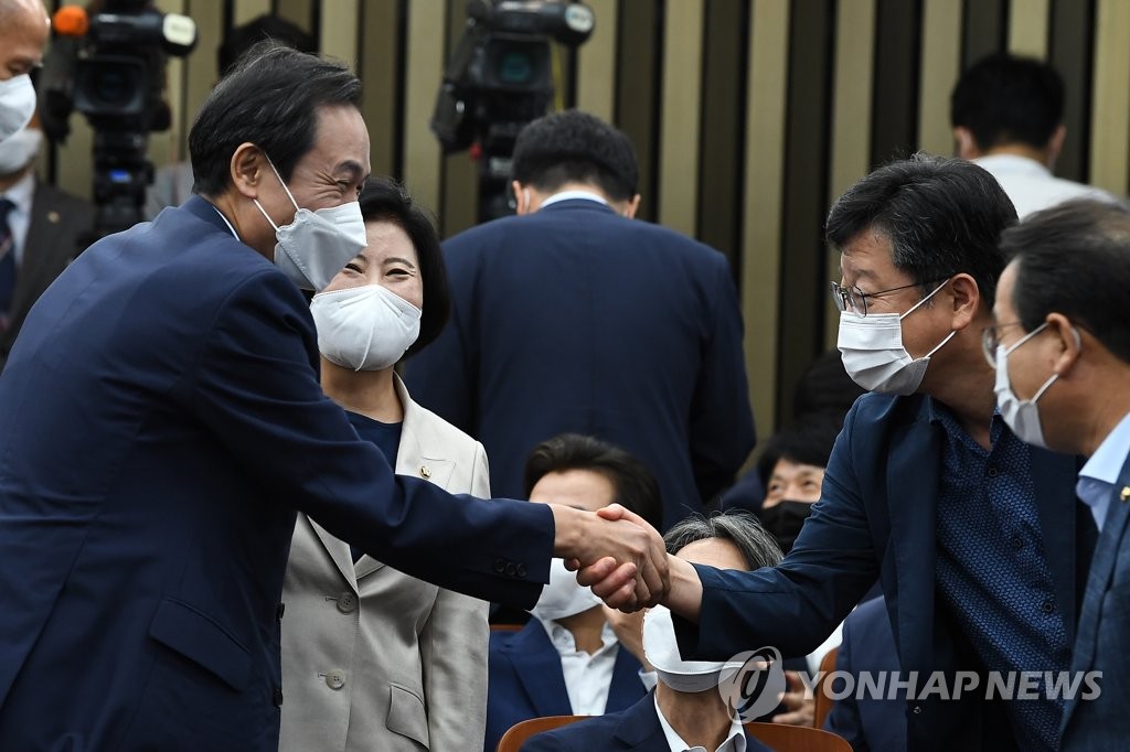 의원들과 인사하는 우상호 비상대책위원장