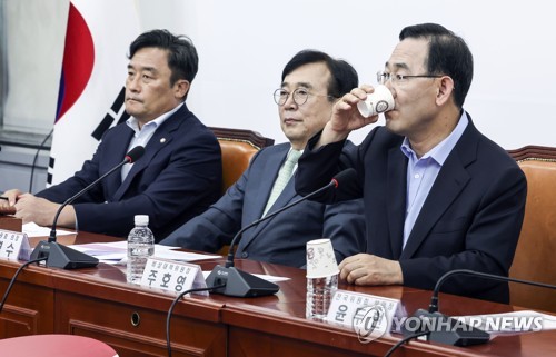 물 마시는 주호영 비대위원장