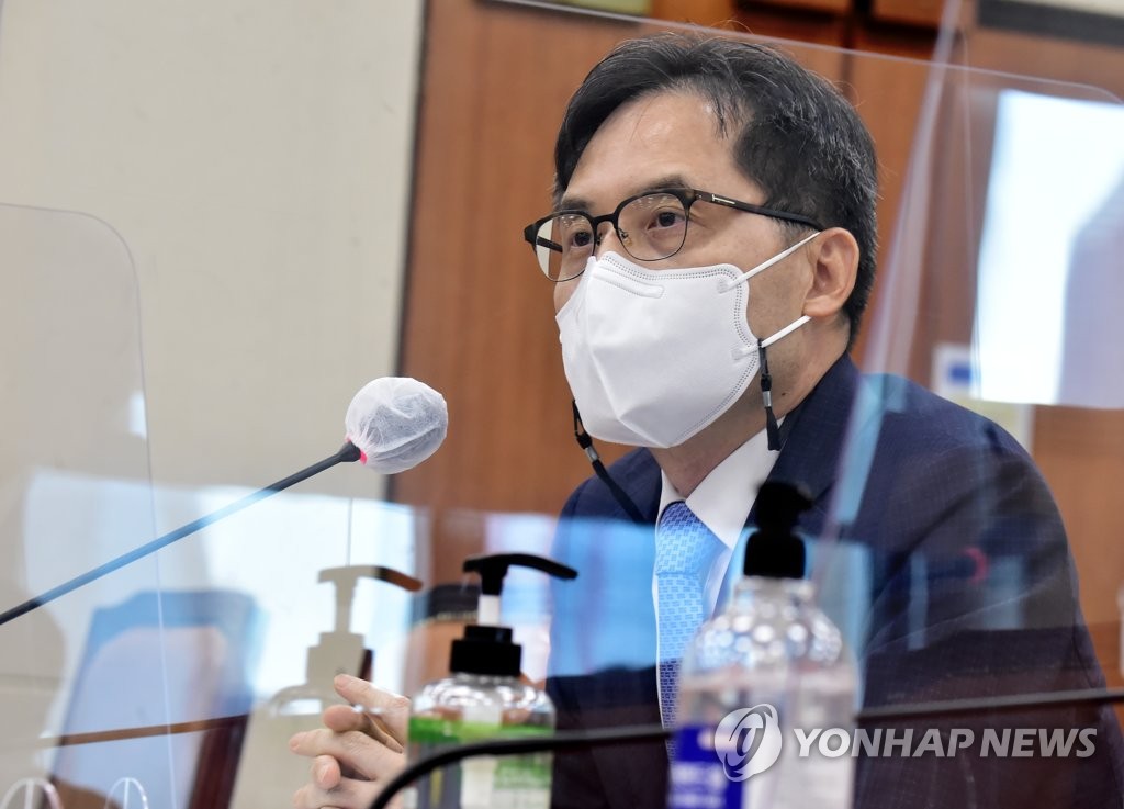 의원 질의에 답변하는 한기정 후보자