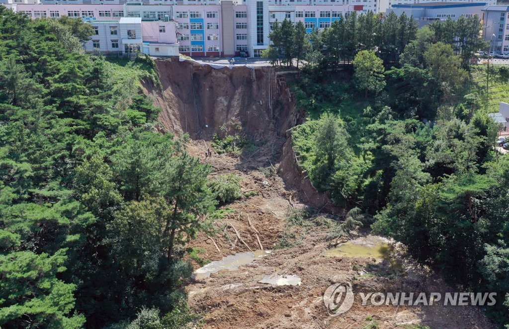 '아직은 먼 길…태풍 피해복구'