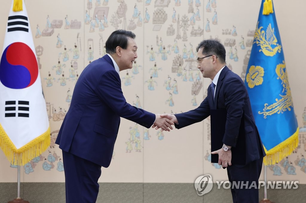 윤석열 대통령, 한기정 공정거래위원장에 임명장 수여