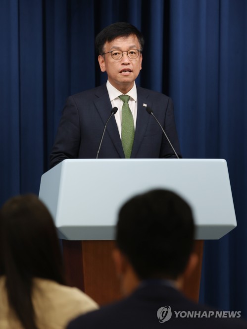 윤대통령 순방 경제일정 브리핑하는 최상목 경제수석