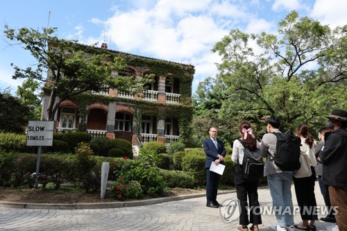 영국대사관저 소개하는 크룩스 대사