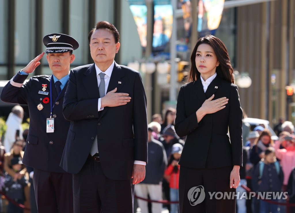 오타와 전쟁기념비 참배 나선 윤석열 대통령 내외