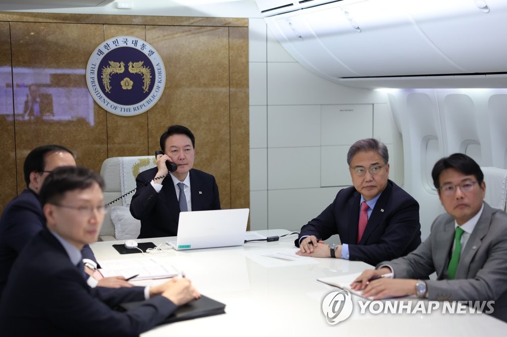 공군 1호기에서 안보상황점검회의 주재