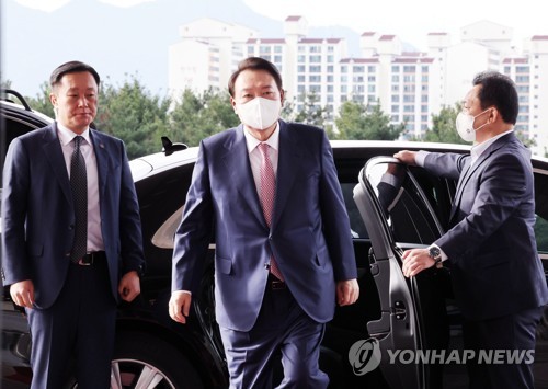출근하는 윤석열 대통령