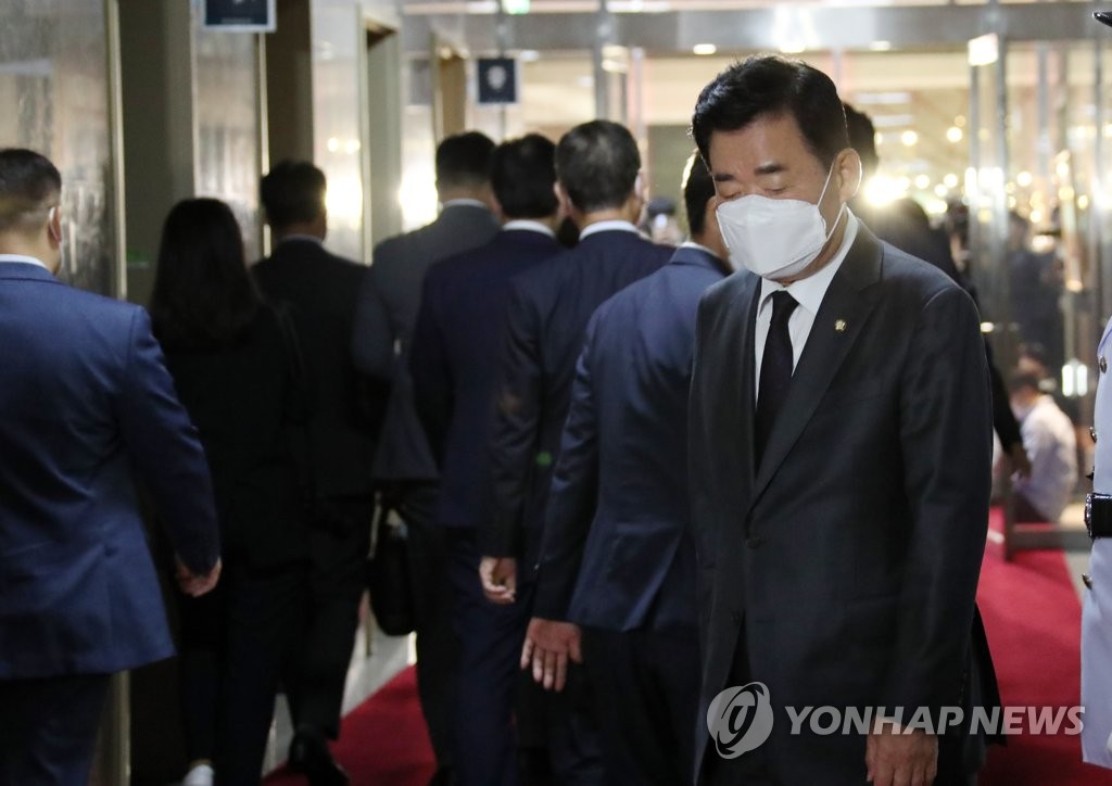 본회의장으로 이동하는 김진표 국회의장