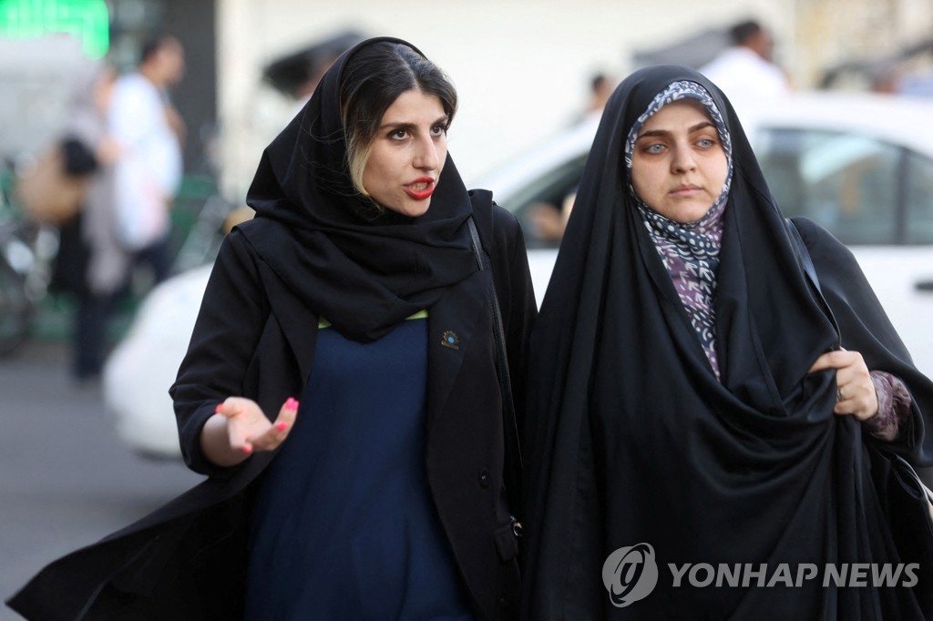 히잡 쓴 채 도로 걷는 이란 시민들
