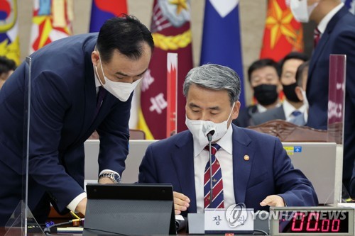 자료 검토하는 이종섭 국방부 장관