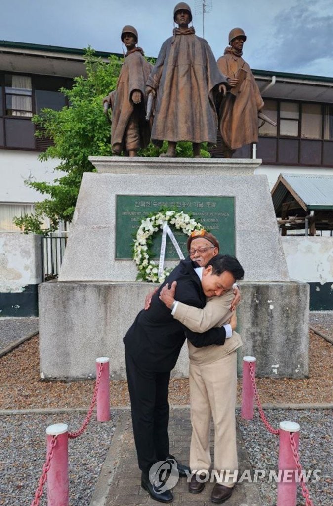 수리남 한국전 참전용사와 포옹하는 장성민 미래전략기획관