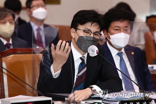 답변하는 한동훈 법무부 장관