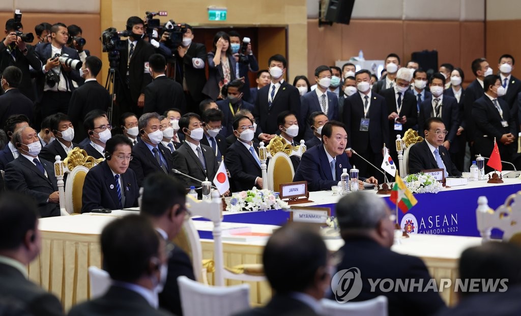 아세안+3 정상회의 모두발언 하는 윤석열 대통령