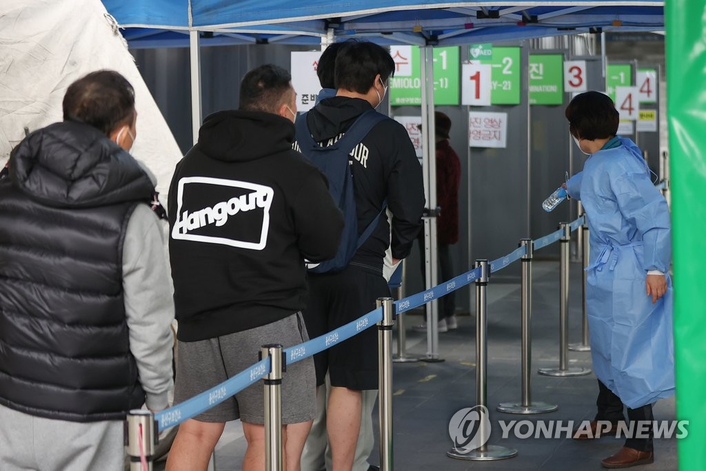 두 달 만에 7만명대 재진입한 코로나19 신규 확진자 수