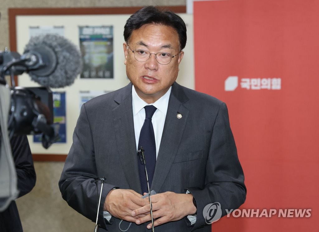 답변하는 정진석 비대위원장