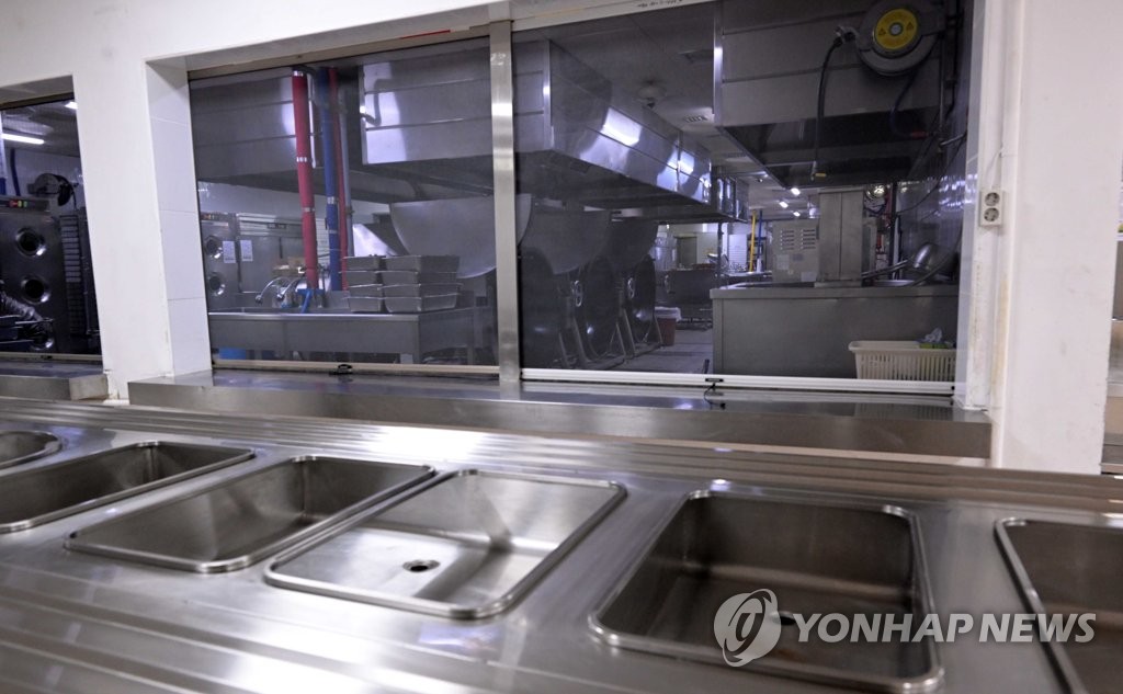 학교비정규직 노조 파업에 텅 빈 급식실