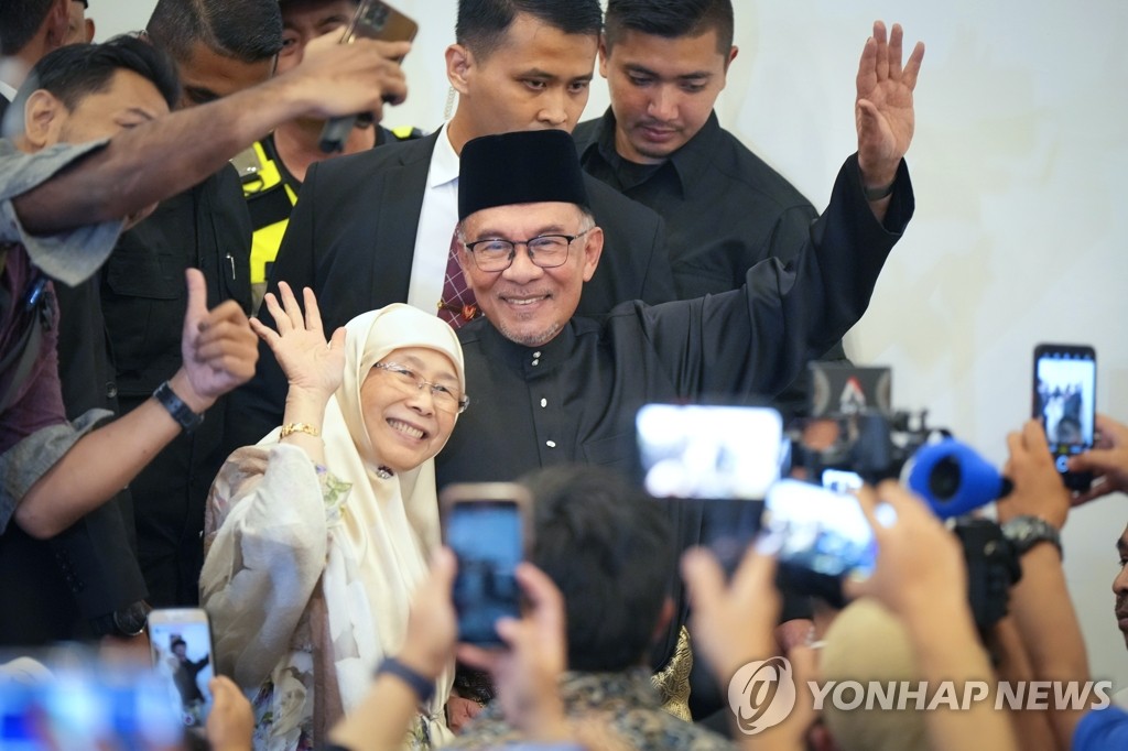 아내와 손 흔드는 안와르 이브라힘 말레이 신임 총리