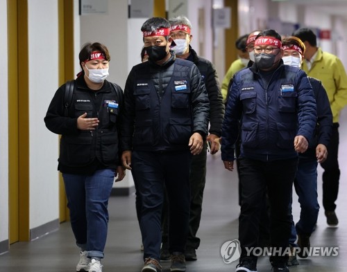 첫 교섭 위해 국토부 방문한 화물연대