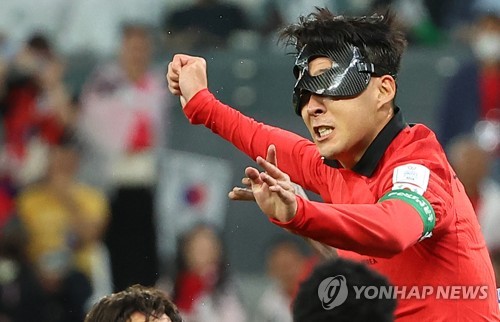 손흥민, 마스크 쓰고 헤더까지 해봤지만