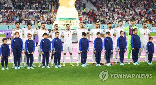 국가 부르는 이란 선수들