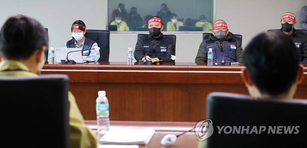 마주 앉은 국토부-화물연대