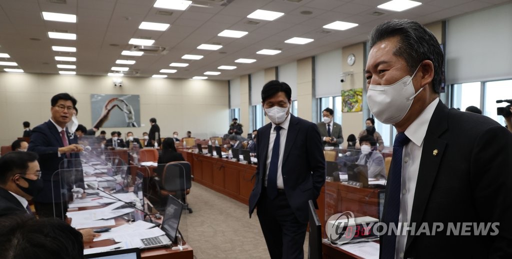 국민의힘 항의 속에 회의실 나서는 정청래 과방위원장