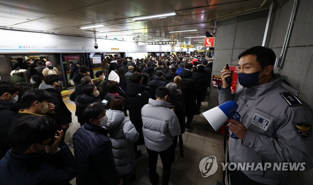 퇴근길 지하철 질서유지하는 경찰
