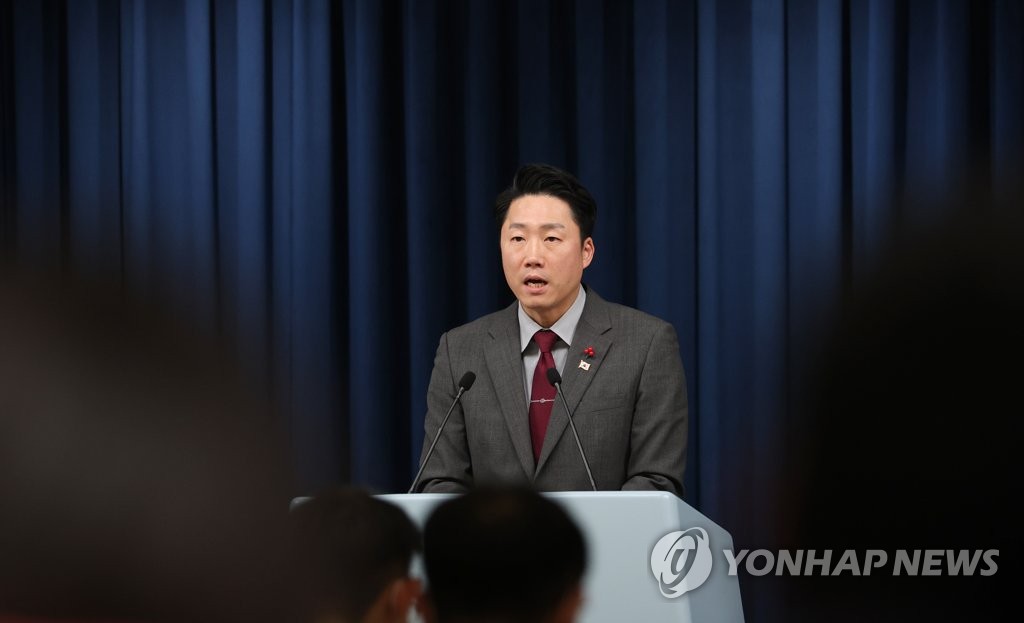 Deputy presidential spokesperson Lee Jae-myoung briefs reporters at the presidential office in Seoul on Dec. 8, 2022. (Yonhap)
