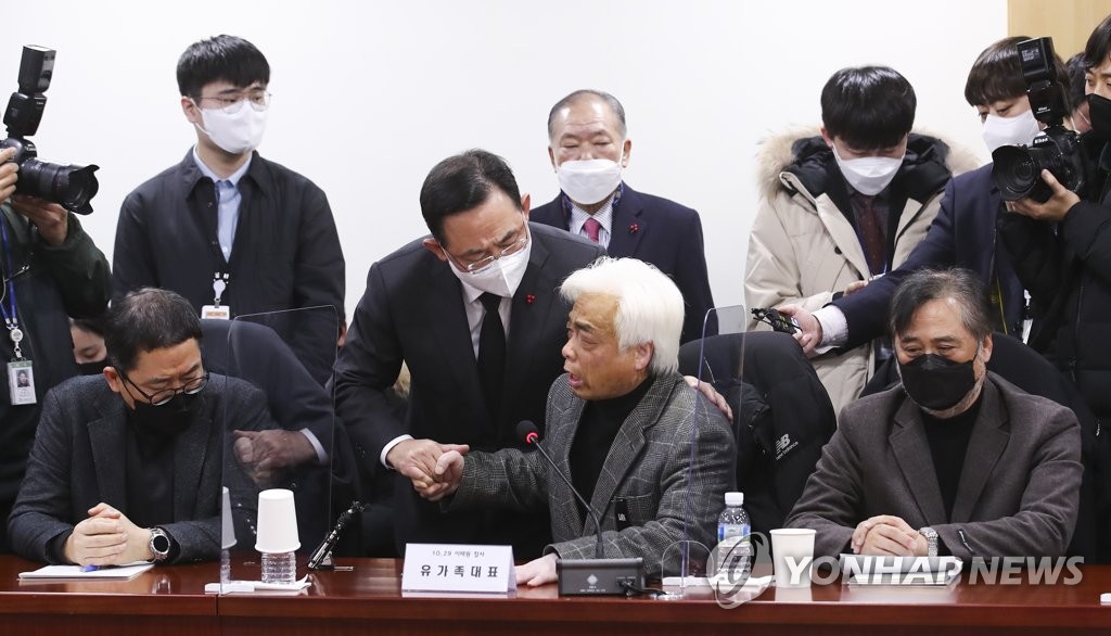유가족 대표 위로하는 주호영 원내대표