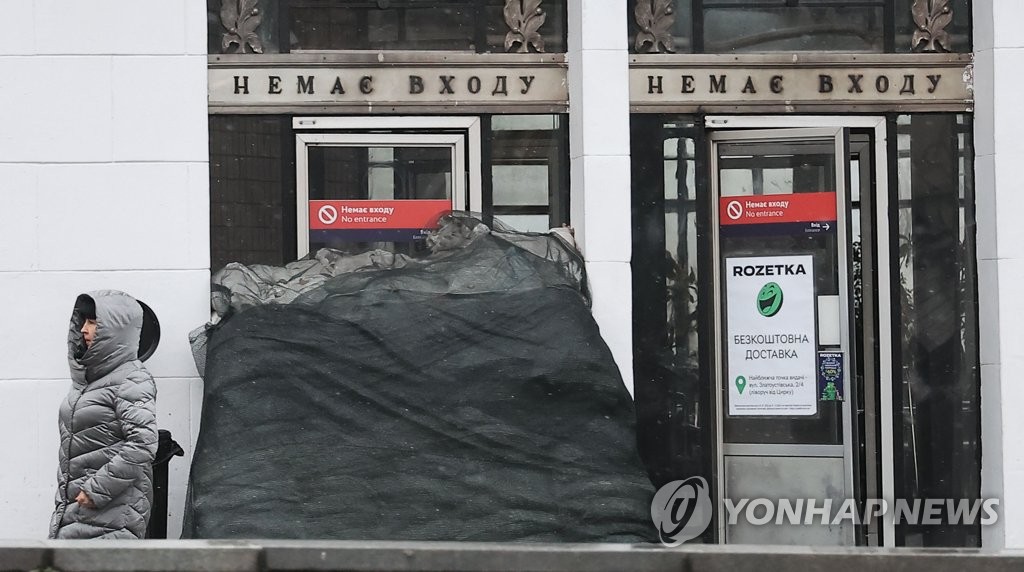 키이우 지하철 입구에 쌓인 모래주머니