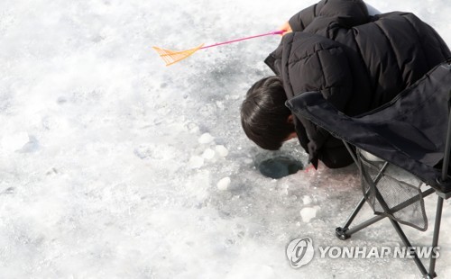 '어디에 있니' 산천어 삼매경에 빠진 꼬마 강태공