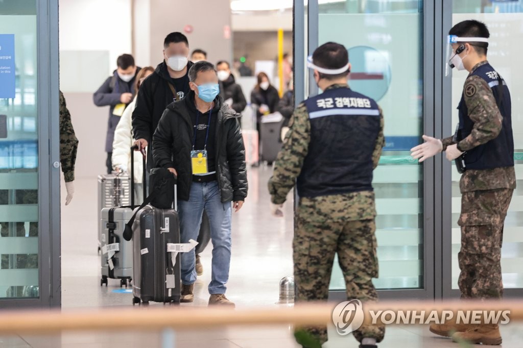 방역 관계자 안내받는 중국발 입국자들