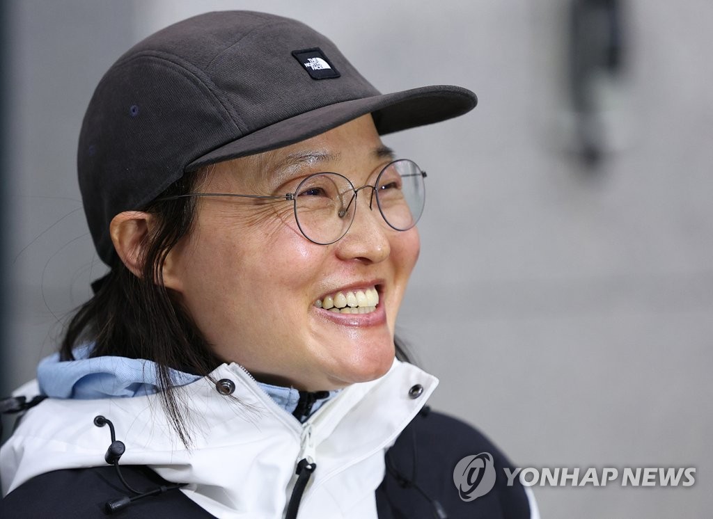 취재진 질문에 답하는 김영미 대장